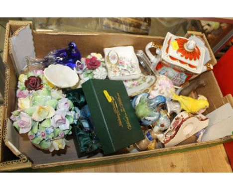 A TRAY OF ASSORTED CERAMICS TO INCLUDE SPODE BIRD FIGURES, SADLER TEA POT ETC