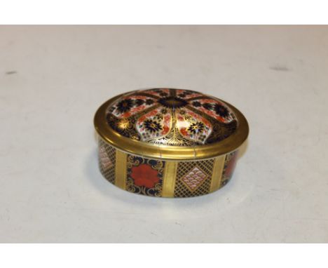 A ROYAL CROWN DERBY OLD IMARI PATTERN LIDDED TRINKET BOX A/F