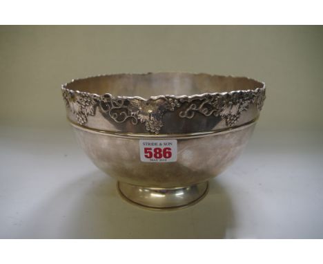 A Chinese silver pedestal bowl, by Hung Chong, with fruiting vine rim, 23cm diameter, 1032g. 