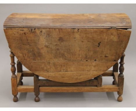 A Georgian oak gate leg drop leaf table. Approximately 106 cm long.