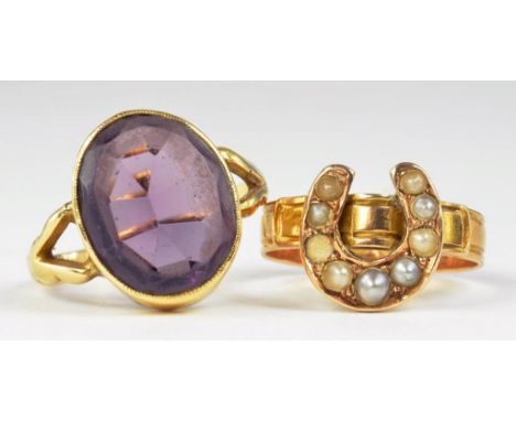 A VICTORIAN 15CT GOLD RING, SET WITH A SPLIT PEARL HORSESHOE AND AN EARLY 20TH CENTURY AMETHYST RING, IN 18CT GOLD, 6.5G GROS