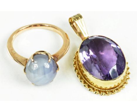 A STAR SAPPHIRE RING, IN GOLD AND AN AMETHYST SET OVAL GOLD PENDANT, 10.4G GROSS