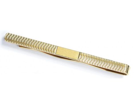 A 9CT GOLD TIE CLIP, ENGINE TURNED, 7.7G