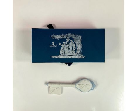 Matte finish commemorative piece decorated in a relief with cherubs and the year 2001. Society piece that can only be obtaine