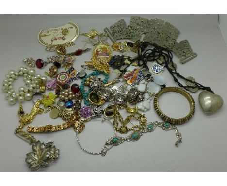 Vintage jewellery including earrings, brooches, bangles, rings, etc.