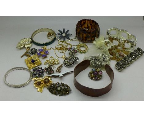 Vintage costume jewellery including bangles, charms, brooches, earrings, etc.