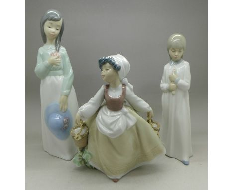 Three Nao figures, height of tallest 23cm