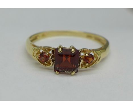 A 9ct gold, garnet and diamond ring, 1.1g, O