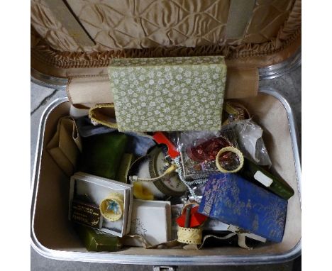 A vanity case of jewellery, a lighter, a napkin ring, etc.