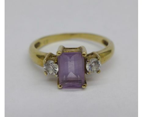 A yellow metal three stone ring, 2.1g, K