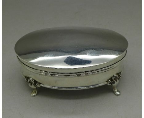 A silver oval trinket box, Birmingham 1907, width 9cm