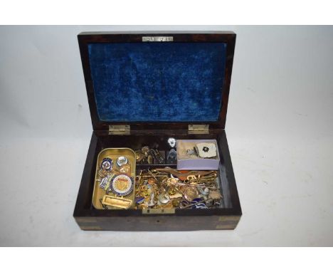 SMALL BURR WOOD BOX CONTAINING VARIOUS MILITARY AND OTHER BADGES, STICK PINS ETC