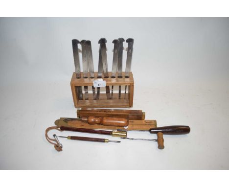 VARIOUS WOOD WORKING TOOLS TO INCLUDE HILDITCH OF SHEFFIELD CHISELS, FOLDING WOODEN RULER ETC