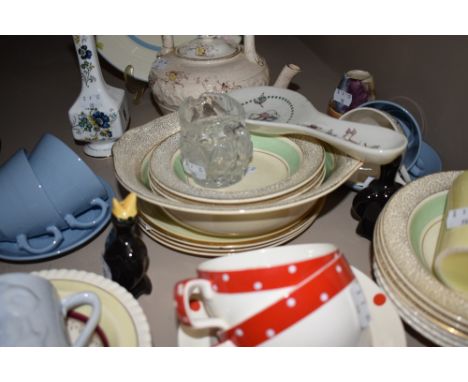 A mixed lot of vintage ceramics, predominantly mid century including two childrens mugs depicting elephants, a Midwinter frui