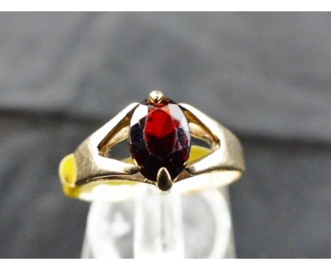 9ct gold vintage 1977 garnet ring. Size L