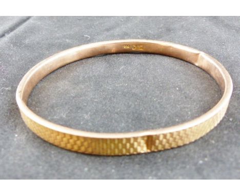 9 ct gold bangle. 8.5g. 