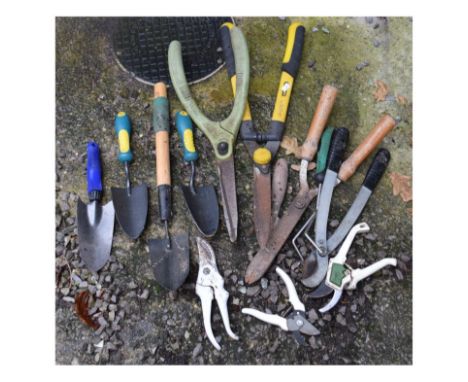 Assorted garden tools to include shears etc  