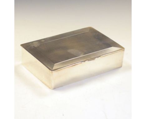 George V silver table top cigarette box, the hinged lid having engine turned decoration, Chester 1935, 17cm wide  