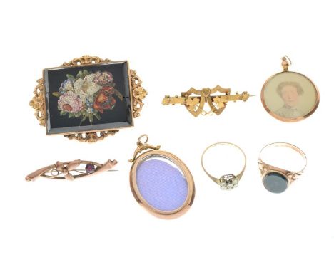 Assorted jewellery to include; yellow metal and micro mosaic floral brooch, cased 9ct shamrock brooch, 9ct signet ring set bl