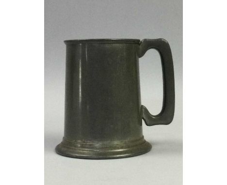 GROUP OF PEWTER ITEMS,including tankards, a tea strainer and measurement cups