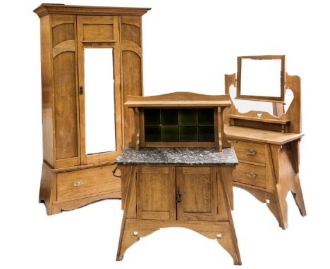 AN EARLY 20th CENTURY ARTS & CRAFTS GOLDEN OAK THREE PIECE BEDROOM SUITE, comprising a wardrobe, dressing table and washstand