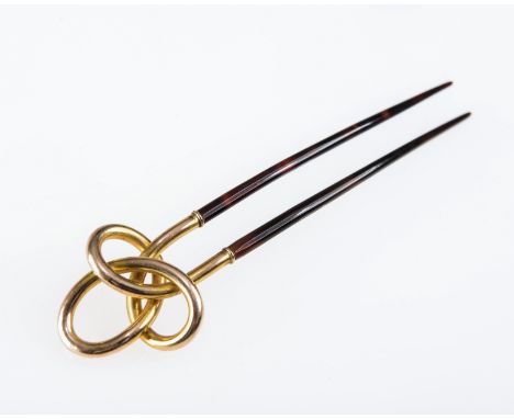 AN EARLY 20th CENTURY GOLD AND TORTOISESHELL LADY'S HAIR COMB, in the Art Nouveau taste, with gold "knot" crest on twin tort