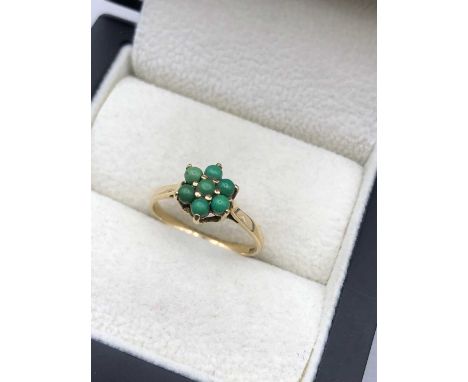 A vintage 9ct hallmarked gold turquoise daisy cluster ring. Finger size N. Weight 1.60 grams. 
