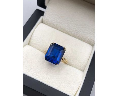 A vintage synthetic sapphire single-stone ring. The shank is stamped syn/st 9ct gold. Finger size approximately J. Weight 2.9