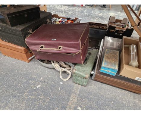 Two dressing cases, frying pans, a yacht's anchor, a turntable, a slide projector, etc