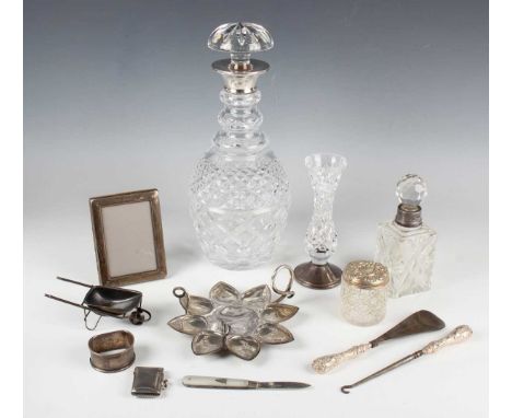 An Edwardian silver egg stand of petal outline with loop handle, Birmingham 1904 by Elkington &amp; Co, weight 124g, length 1
