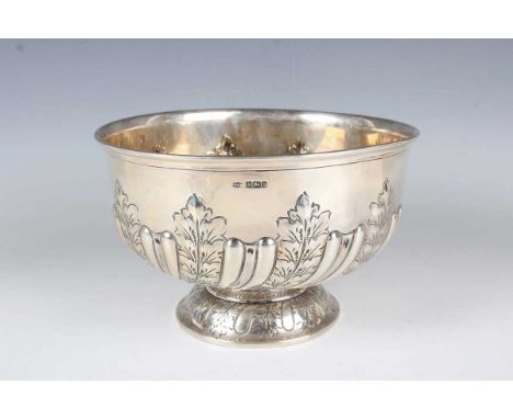 An Edwardian silver circular rose bowl with half spiral reeded and engraved spiral foliate decoration, on a similarly decorat