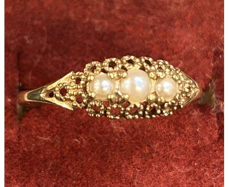 9ct Gold ring set with 3 pearls Size K 