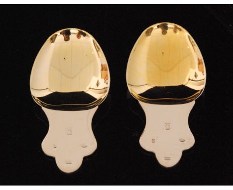 A pair of modern hallmarked silver caddy spoons each with gilded oval bowl and trefoil handle, Birmingham 2002, R & R (2)