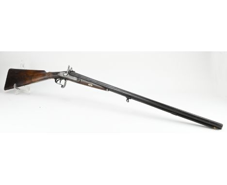 Antique double barrel shotgun with engraving. Flask broken. Dimensions: L 120 cm. In decent shape.