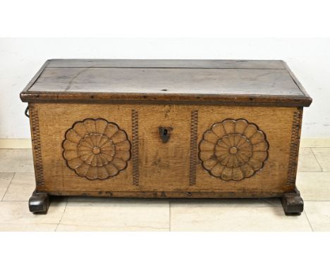 18th century German oak chest with sled legs and handles. Equipped with floral carving. Dimensions: 59 x 120 x 67 cm. In good