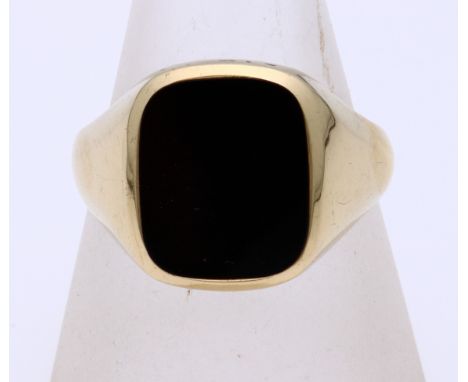 Yellow gold signet ring, 585/000, with onyx. Ring with a rectangular onyx stone with rounded corners. Width head 16.5 mm. ø 6