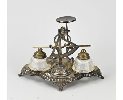 Antique historicism plated ink set with letter scale + pen. Circa 1890. Dimensions: 20 x 23 x 15 cm. In good condition.