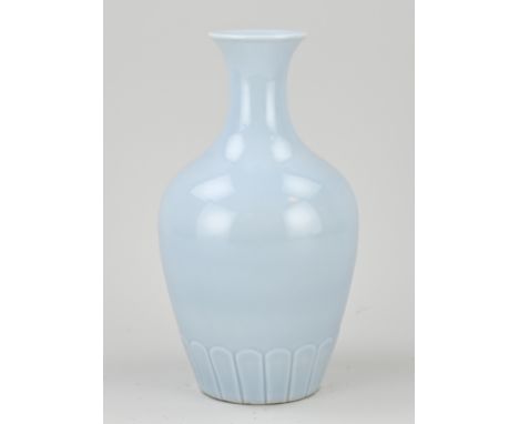 Chinese porcelain vase with light blue glaze. With bottom mark. Dimensions: H 28 cm. In good condition.