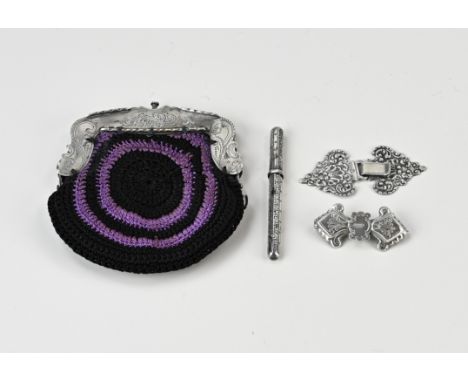 Lot silver, 835/000, with a bag bracket decorated with engraving with crochet bag, an octagonal needle case with pointed deco