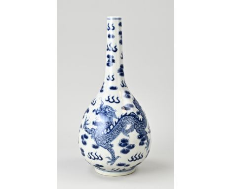 Chinese porcelain pipe vase with dragon/phoenix decor. With double bottom ring. Dimensions: H 32 cm.