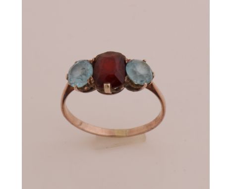 Yellow gold ring, 585/000, with garnet and blue stone. Ring with a rectangular faceted garnet in the middle. On both sides of