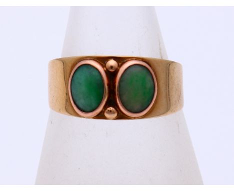 Yellow gold band ring, 585/000, with jade. Ring with oval cabouchon cut jade stones, soldered to the band in a smooth convers