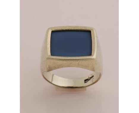 Yellow gold signet ring, 585/000, with blue layered stone. Ring with a rectangular head containing a blue layered stone. Head