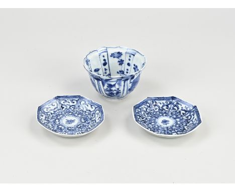 Three parts 17th - 18th century Chinese Kang Xi porcelain. Consisting of: Cup with wings/bird/floral decor, dimensions: H 6 x
