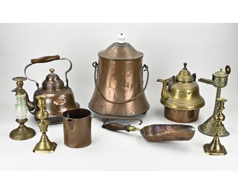 Nine parts antique copperware. Among other things; cover-up, cauldrons, oil lamp, candlesticks. Dimensions: 13 - 40 cm. In fa