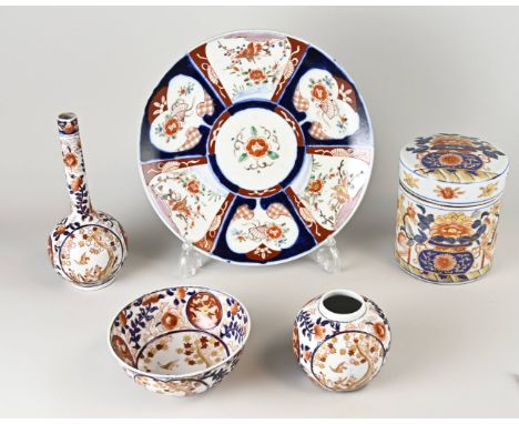 Five parts Japanese Imari porcelain. First half 20th century. Consisting of: Pipe vase, lidded box, ginger jar, bowl and plat