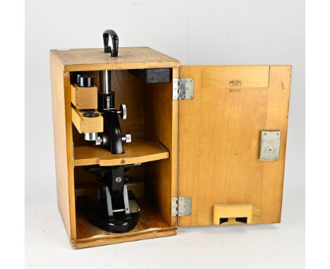 Old/antique German Carl Zeiss Jena microscope in case. First half 20th century. Dimensions: 37 x 24 x 23 cm. In good conditio