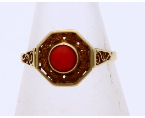 Yellow gold ring, 585/000, with red coral. Ring with an octagonal head with an openwork flower edge with a round red coral in