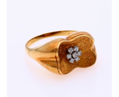 Yellow gold vintage ring, 585/000, with diamond. Flower-shaped ring with a white gold rosette with 7 brilliant cut diamonds, 