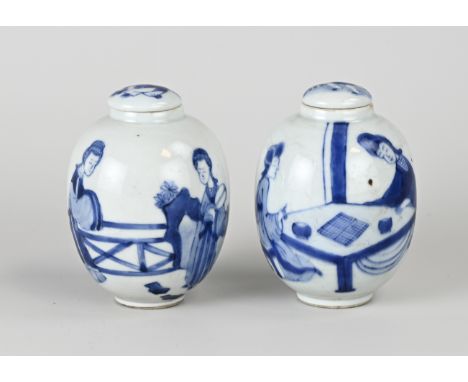 Two Chinese porcelain tea caddy with lid. Crazy/geisha, Kang Xi style. Dimensions: H 10.5 cm. In good condition.